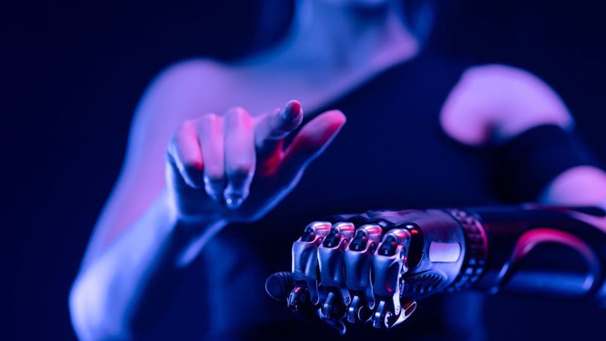Corpo humano com mão robótica.