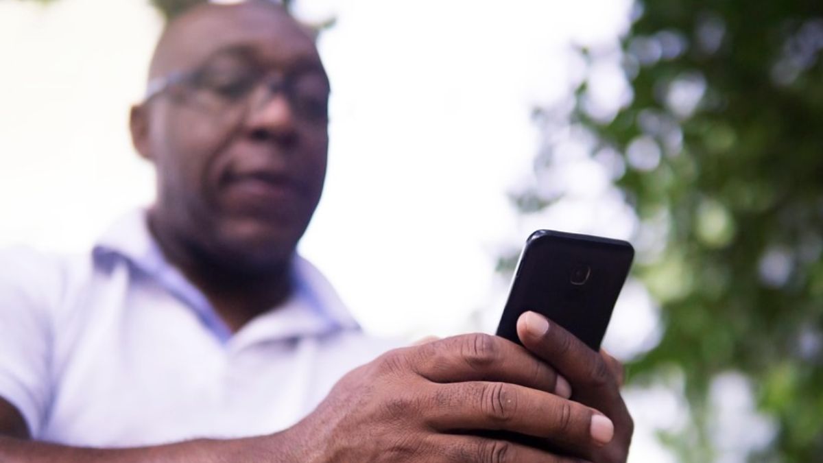 homem organizando suas finanças pelo celular.