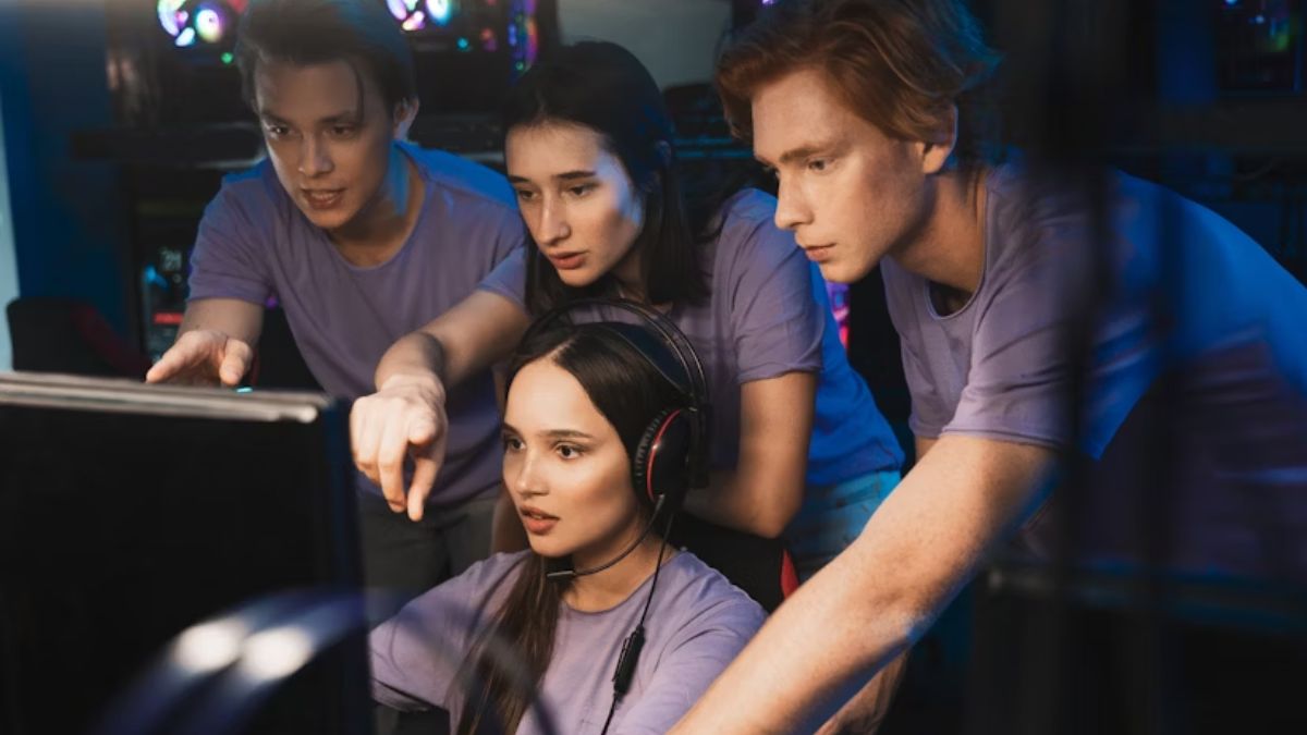Grupo discutindo estratégia para competição de Esports.