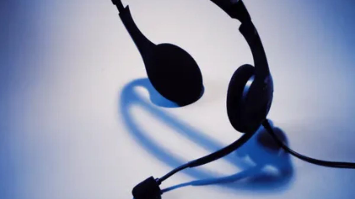 Headset em fundo azul claro.