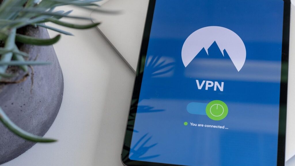 Um tablet exibindo a interface de um aplicativo de segurança digital pronta para preservar sua identidade online.