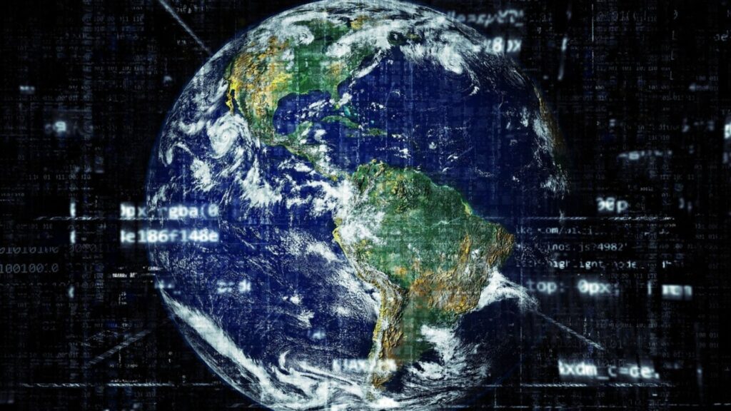 Planeta Terra envolto em uma complexa rede de códigos digitais, simbolizando a fusão entre o mundo físico e a inteligência tecnológica global.