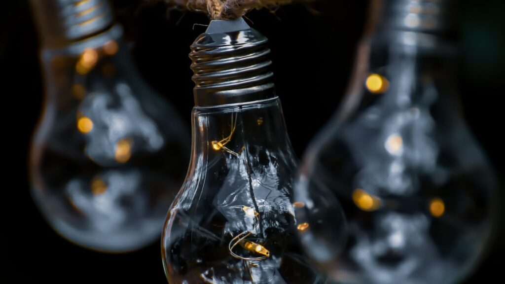 O mercado atual é representado por estas lâmpadas que simbolizam a geração de ideias disruptivas e o brilho da inovação necessária para o sucesso comercial.