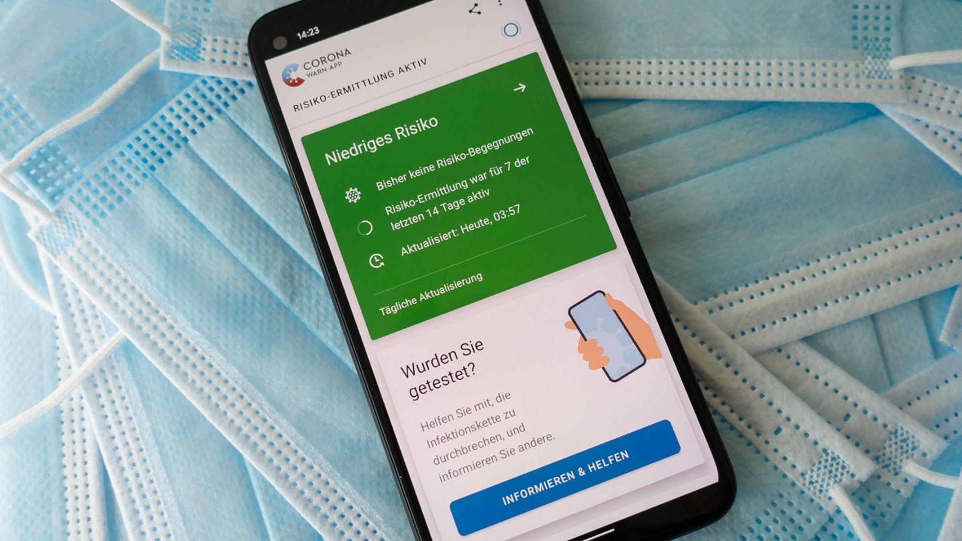aparelho telefônico aberto em app de saúde.