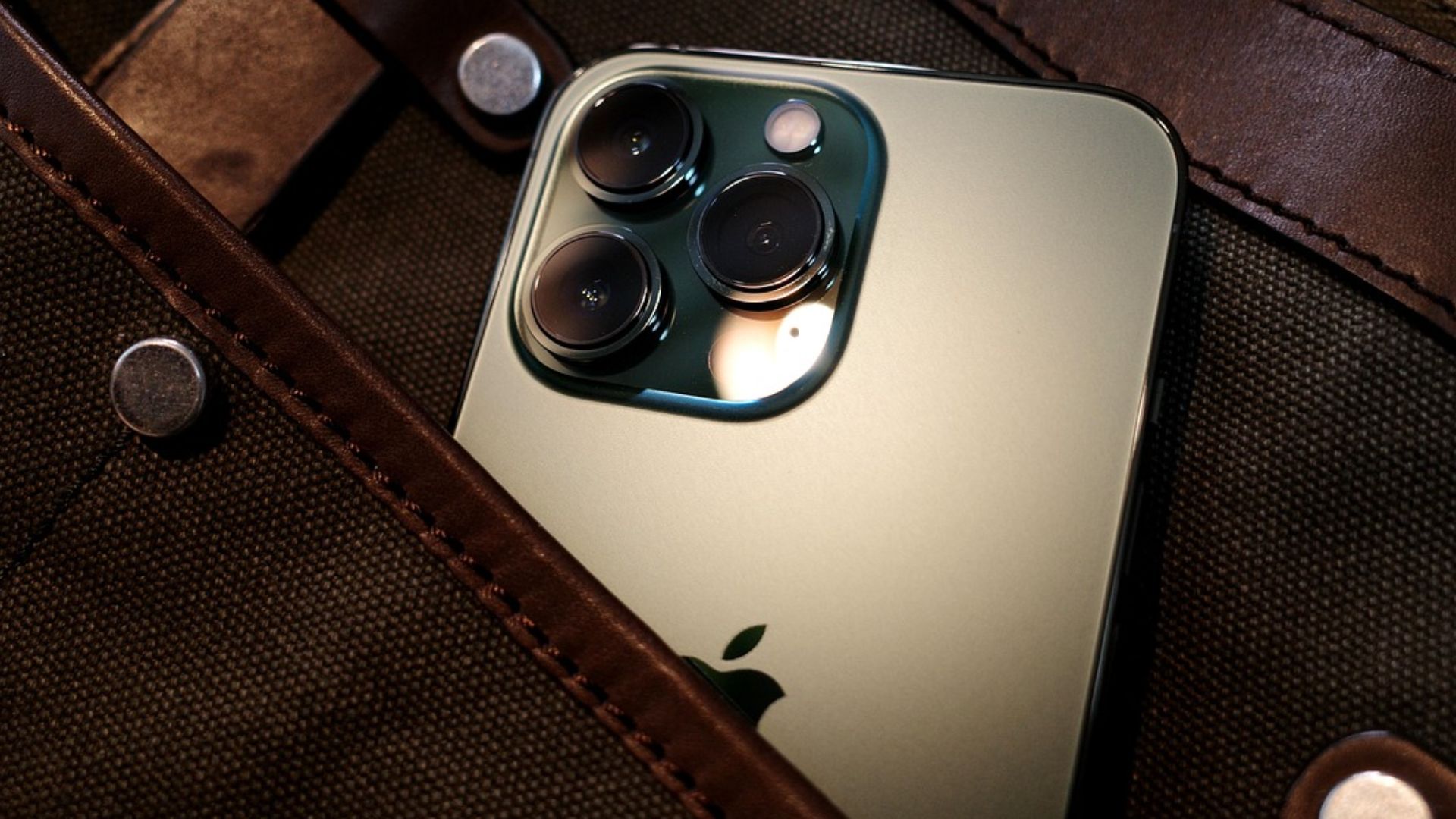 Aparelho Iphone no bolso.